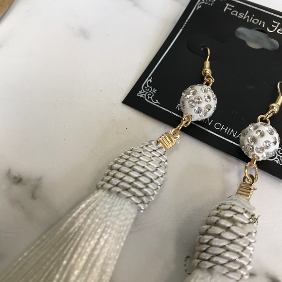 ‼️ White Thread Tassel Drop Earrings Rhinestones - Picture 5 of 5
